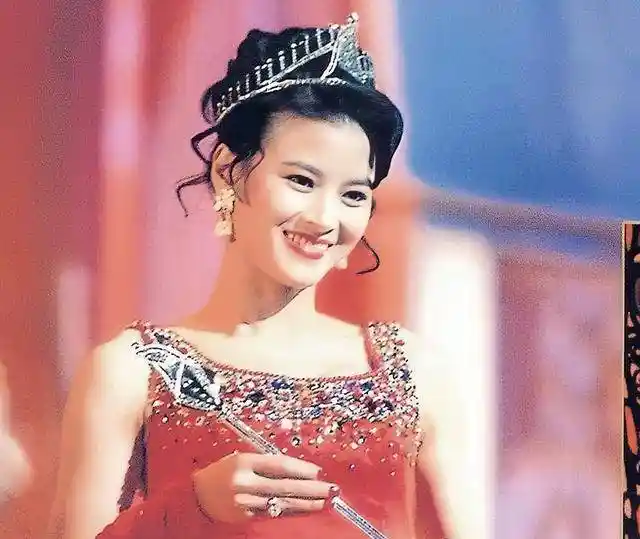 黎燕珊首晒男友正脸，黄昏恋引爆再婚憧憬热议