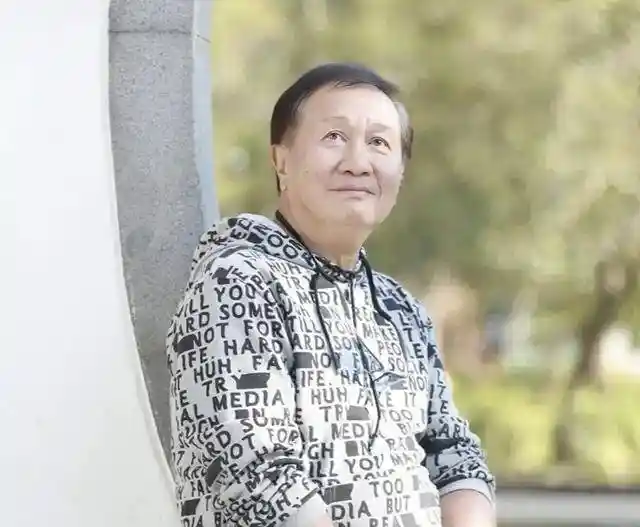 8年风雨无阻，每周赴墓园‘约会’亡妻！香港老戏骨郭锋提前购下相邻墓穴：‘她不孤单，我也不远’