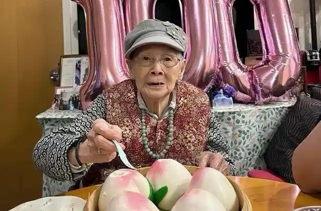 梅母年满102岁引关注，白发苍苍仍享25万月生活费引热议