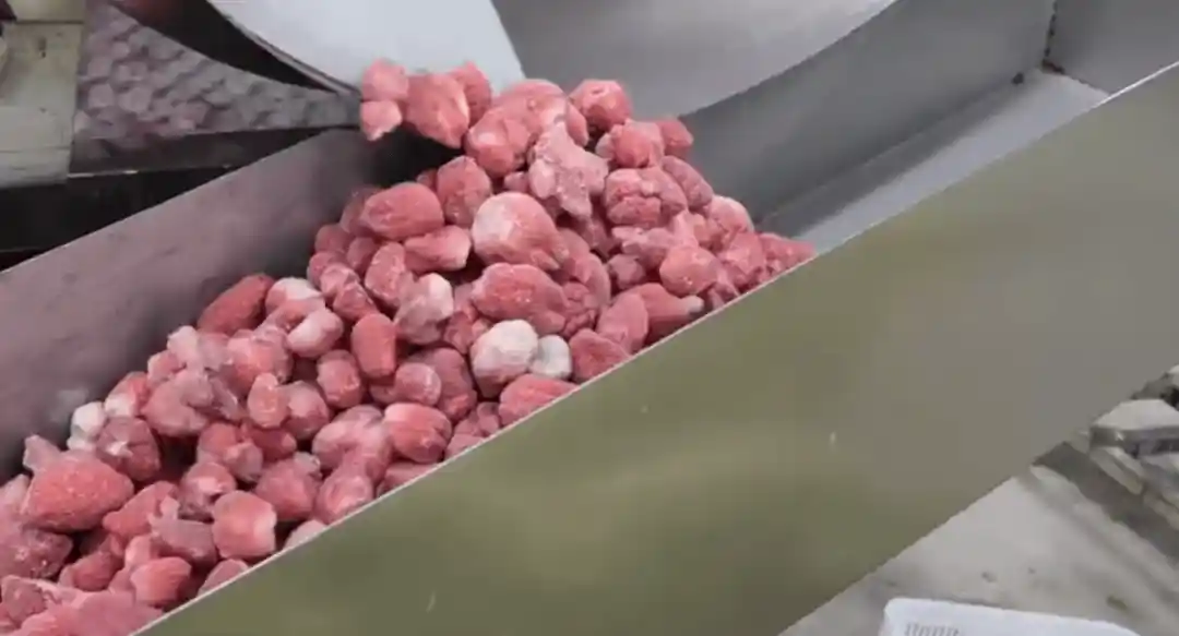 网红草莓惊现20种农药！重金属超标引热议，官方紧急回应