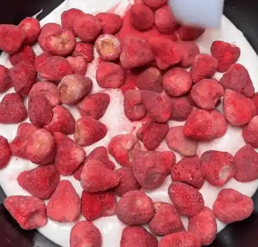 网红草莓惊现20种农药！重金属超标引热议，官方紧急回应