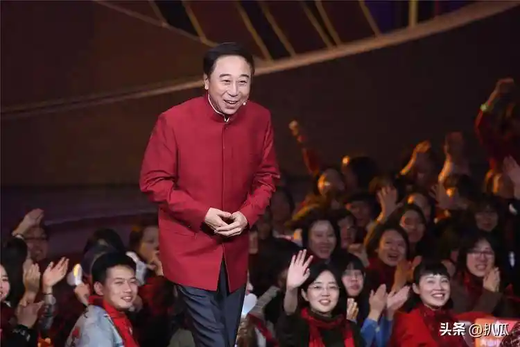冯巩春晚33年传奇落幕,晚年与爱妻共度温馨时光