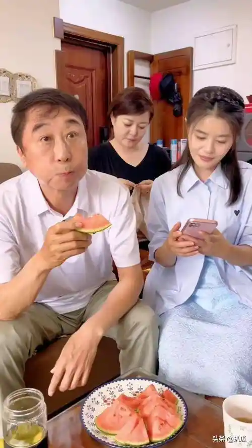 冯巩春晚33年传奇落幕,晚年与爱妻共度温馨时光