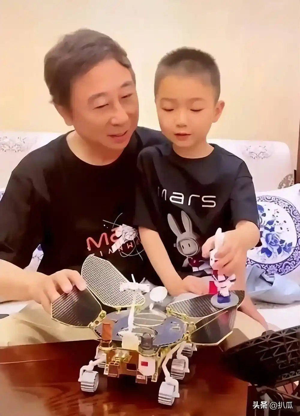 冯巩春晚33年传奇落幕,晚年与爱妻共度温馨时光