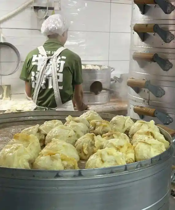 牛街洪记包子窗口现牛肉大葱爆款，排队盛况引热议