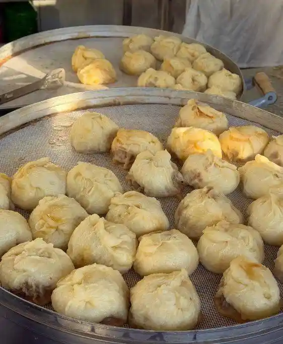 牛街洪记包子窗口现牛肉大葱爆款，排队盛况引热议