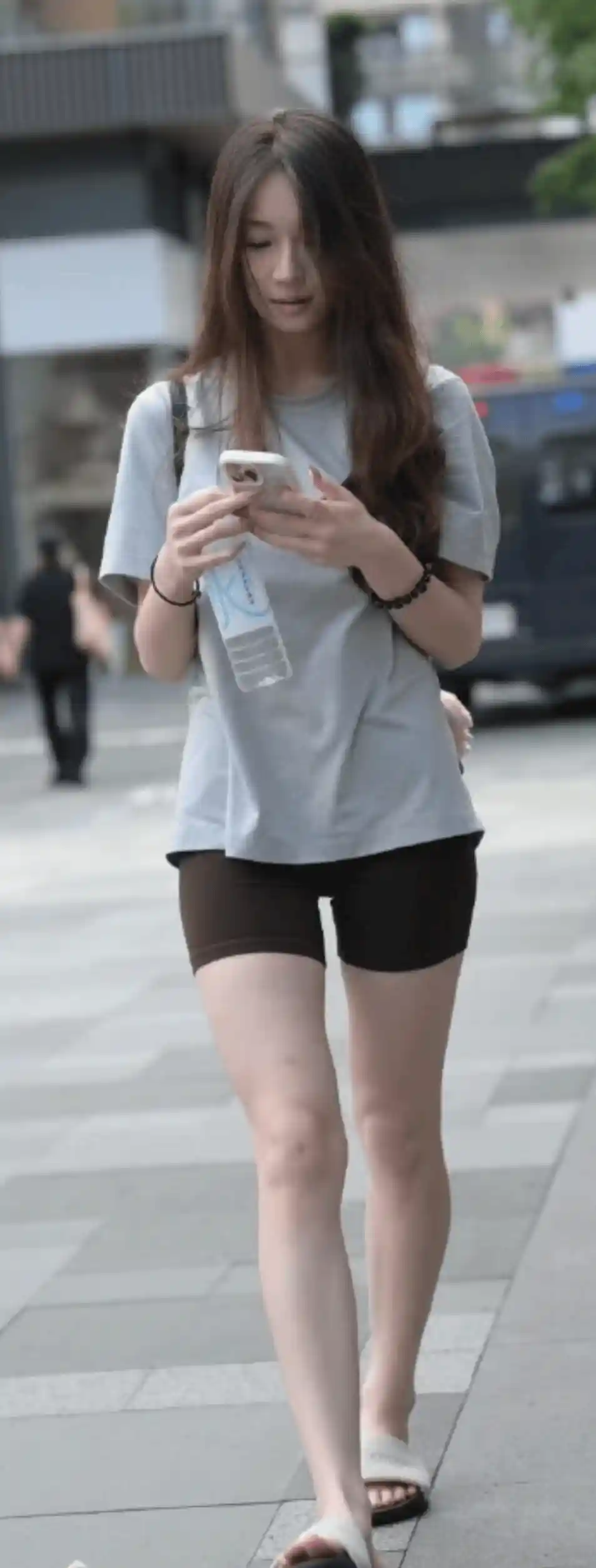 清纯活力新公式：宽松T恤配瑜伽短裤，打造纤长美腿视觉效应