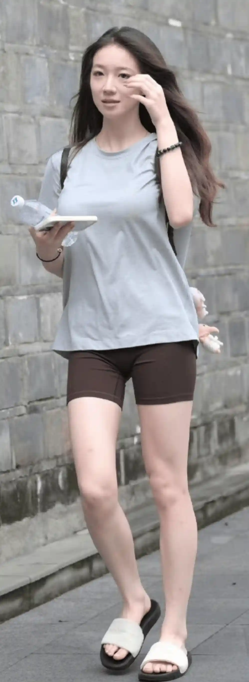 清纯活力新公式：宽松T恤配瑜伽短裤，打造纤长美腿视觉效应