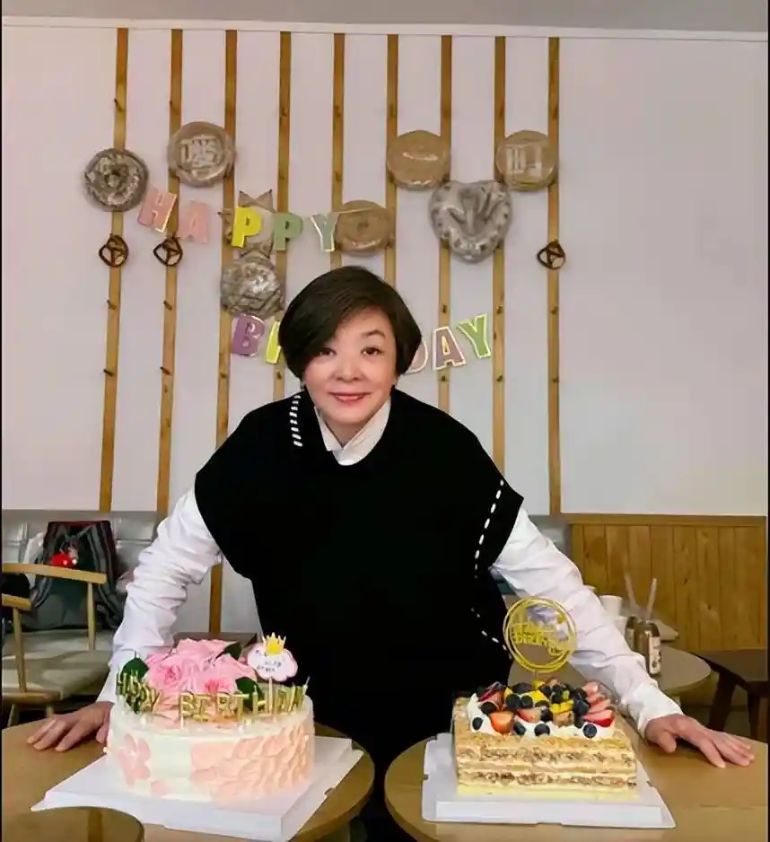 陈玉莲近照曝光!短发配巨花束依旧惊艳,古装女神风采不减当年