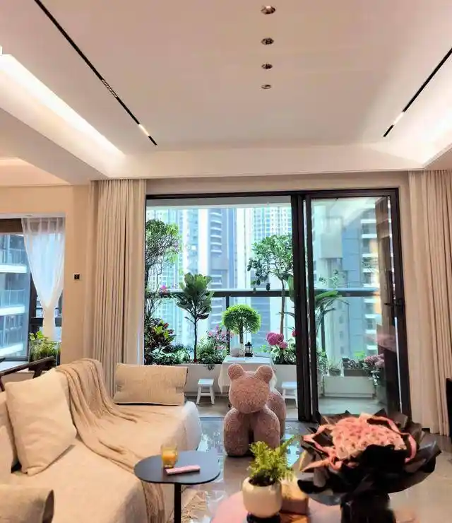 阳台封还是不封?我赌赢了全家,如今客厅秒变云端森林!
