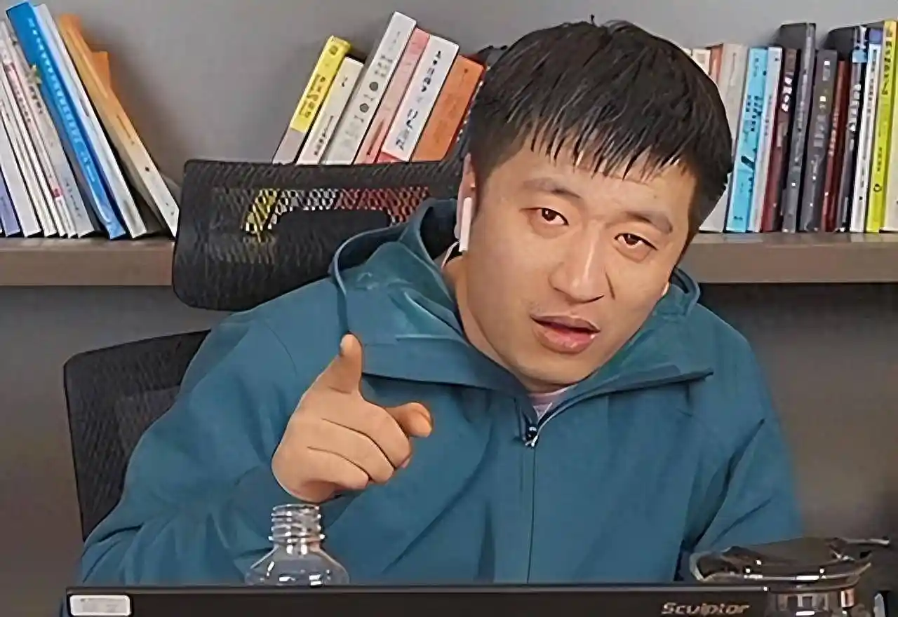 张雪峰离世半月后团队重启直播,武亮黑衣现身引超10万网友力挺