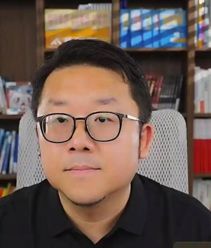 张雪峰离世半月后团队重启直播,武亮黑衣现身引超10万网友力挺