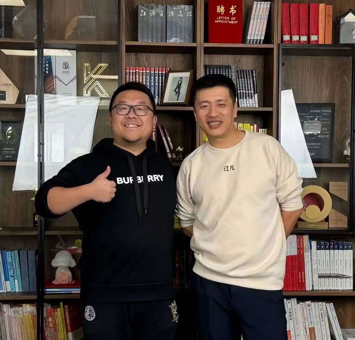 张雪峰离世半月后团队重启直播,武亮黑衣现身引超10万网友力挺
