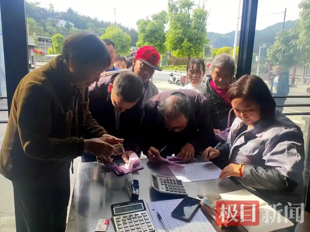 昔日废叶变金叶,竹山村民笑领钱!
