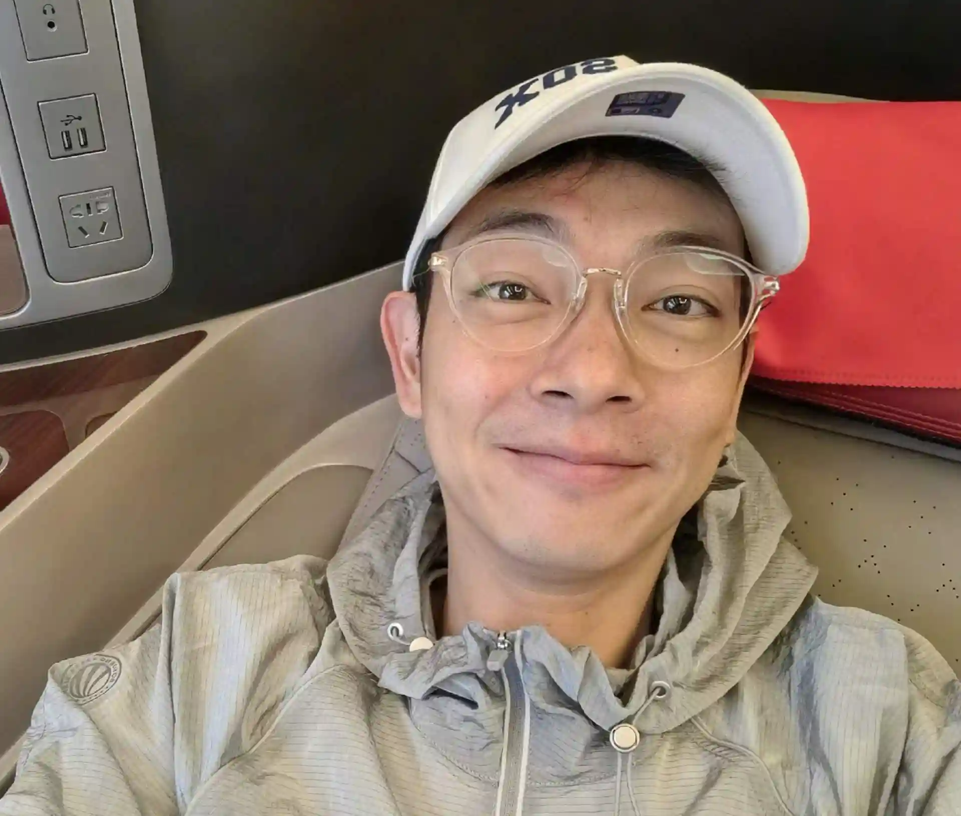 梁烈唯遭TVB与邵氏双封，偷赠礼物事件引热议