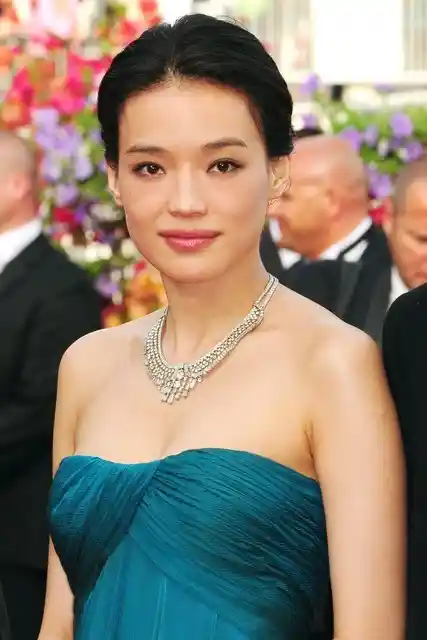 舒淇49岁素颜爆红:撕掉少女感标签,活成抗衰教科书