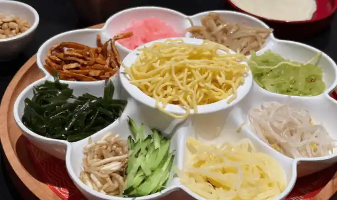 贵州丝娃娃:灵魂蘸水+丰富配菜,解锁地道美味新体验